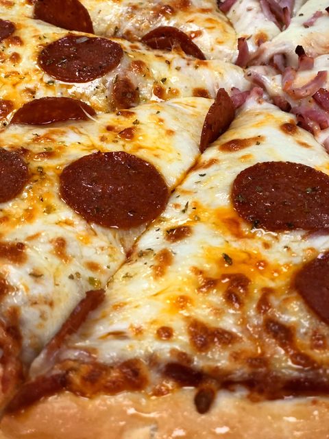 Kom innom for nydeleg pizza på Hafslo Bilsenter