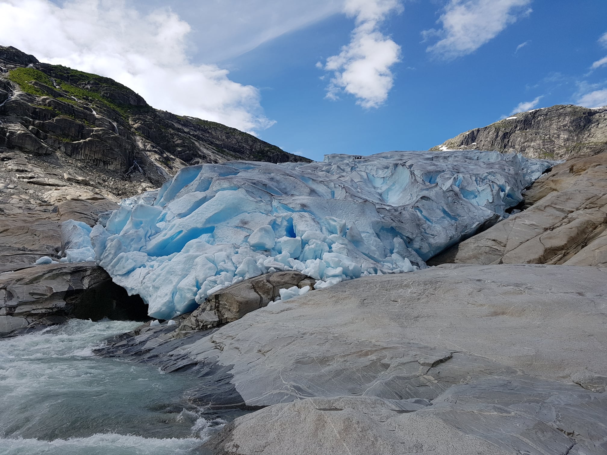 Kom innom for service p� bil, nydeleg mat eller berre for � sl� av ein prat