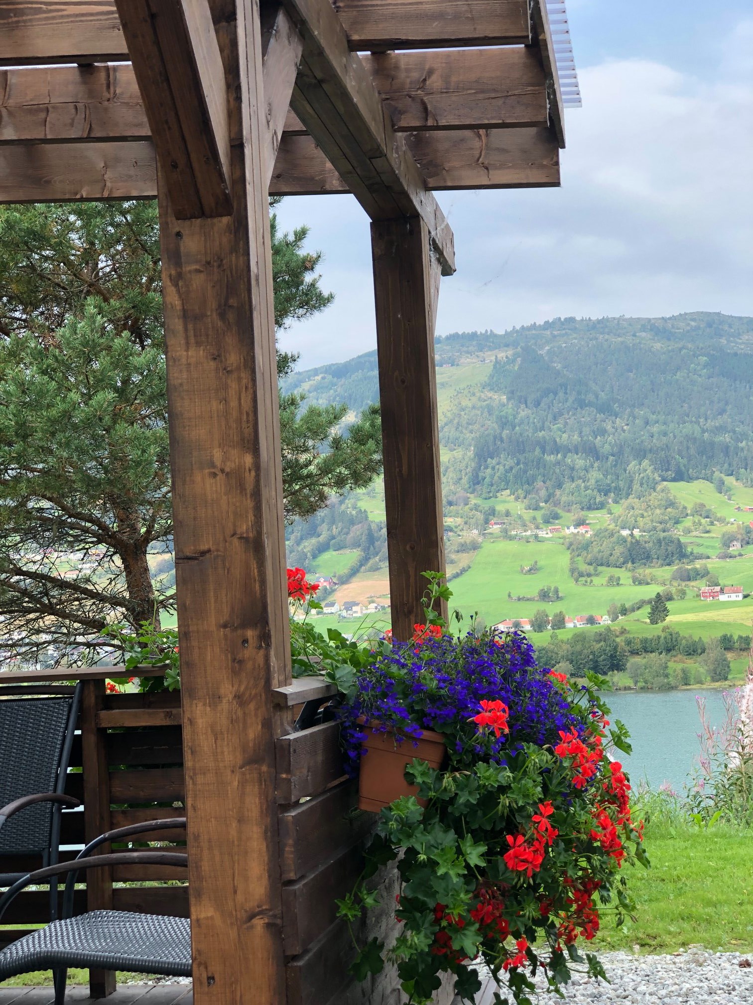 Kom innom for service p� bil, nydeleg mat eller berre for � sl� av ein prat